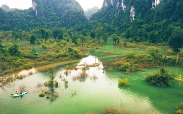 Chèo Kayak ở suối nước Moọc trong mùa mưa.