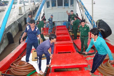 Tổ tuần tra tiến hành kiểm tra phương tiện vận chuyển dầu trái phép.