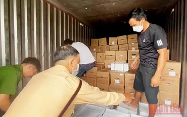 Ngành chức năng tạm giữ xe tải và 16 tấn thịt lợn không rõ nguồn gốc.