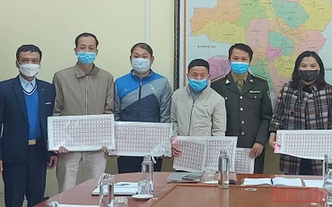 Cán bộ Chi cục tiêu chuẩn và đo lường chất lượng, Sở Khoa học-Công nghệ tỉnh Điện Biên, bàn giao tem truy xuất nguồn gốc cây đào cho huyện Tuần Giáo.