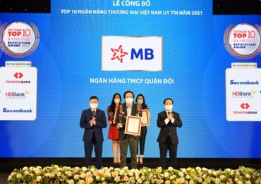 Phó Tổng Giám đốc MB Lê Quốc Minh đại diện nhận giải thưởng.