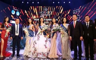 "Hoa khôi Sinh viên Việt Nam" năm 2020 Lê Thị Tường Vy (thứ năm từ phải sang) trong khoảnh khắc đăng quang.