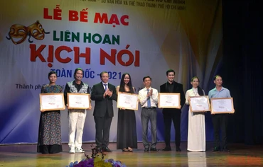Trao huy chương vàng cho 6 vở diễn xuất sắc nhất. (Ảnh: Linh Bảo)