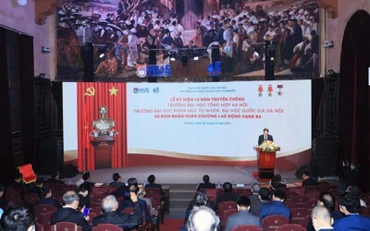 Trường đại học Khoa học Tự nhiên (Đại học Quốc gia Hà Nội) tổ chức Lễ kỷ niệm 65 năm truyền thống và đón nhận Huân chương Lao động hạng Ba, ngày 20/11/2021. (Ảnh: Tuấn Anh/TTXVN)