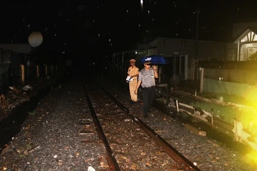 Lực lượng công an có mặt tại hiện trường điều tra nguyên nhân vụ tai nạn.