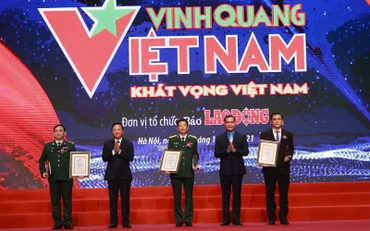 Phó Chủ tịch Quốc hội Nguyễn Khắc Định và Chủ tịch Tổng Liên đoàn lao động Việt Nam Nguyễn Đình Khang trao biểu trưng “Vinh quang Việt Nam” tặng các tập thể được vinh danh.