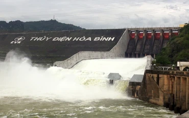 Nhà máy thuỷ điện Hoà Bình mở 2 cửa xả đáy trước đó vào ngày 12/6.