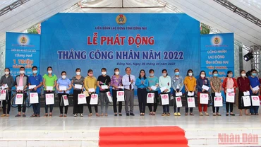 Lãnh đạo Tỉnh ủy và Liên đoàn Lao động tỉnh Đồng Nai trao quà cho các công nhân có hoàn cảnh khó khăn.