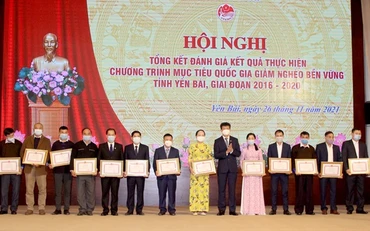 Chủ tịch UBND tỉnh Yên Bái Trần Huy Tuấn trao Bằng khen cho các tập thể có thành tích xuất sắc trong công tác giảm nghèo.