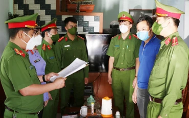 Công an Quảng Bình tống đạt quyết định khởi tố vụ án, khởi tố bị cán đối với Cao Tiến Dũng.