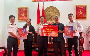 Đại diện Cơ quan Thường trực Báo Nhân Dân tại TP Hồ Chí Minh và đại diện Tổng Công ty Điện lực Miền Nam trao tặng báo Xuân Nhân Dân 2022 cho cán bộ, chiến sĩ Lữ đoàn 125 Hải quân.