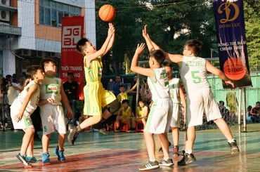 Đội Trường tiểu học Xuân La (áo vàng) vô địch nam.
