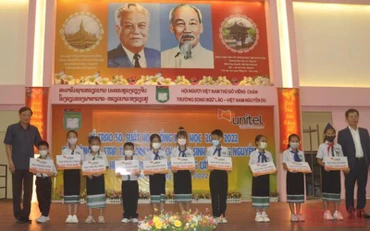 Đại sứ Việt Nam Nguyễn Bá Hùng cùng các học sinh Trường song ngữ Lào-Việt Nam Nguyễn Du tại buổi lễ. (Ảnh: Cộng tác viên)
