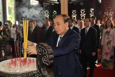Chủ tịch nước Nguyễn Xuân Phúc dâng hương tại Khu tưởng niệm Chủ tịch Hội đồng Bộ trưởng Phạm Hùng.