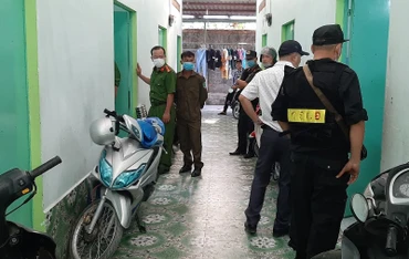 Lực lượng công an kiểm tra địa điểm mà các đối tượng hoạt động.