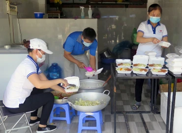 Bếp nhà từ tâm (thuộc Trung ương Hội Liên hiệp Thanh niên Việt Nam) mỗi buổi nấu từ 150 đến 200 suất ăn cho lực lượng tuyến đầu. (Ảnh: TTXVN)