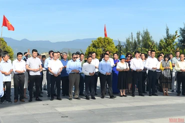 Đoàn đại biểu Báo Nhân Dân dâng hương tại Khu tưởng niệm các chiến sĩ Gạc Ma