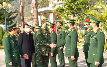 Phó Chủ tịch Quốc hội Trần Quang Phương thăm cán bộ, chiến sĩ Đồn Biên phòng Pha Long, tỉnh Lào Cai.