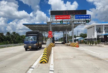 Trạm thu phí Cai Lậy đặt trên tuyến nối cao tốc và Quốc lộ 1, gồm 4 làn (mỗi hướng xe chạy 2 làn), đầu tư hệ thống ETC cả 4 làn.