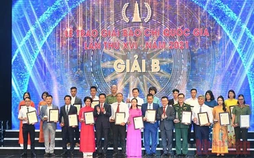 Các tác giả, đại diện nhóm tác giả đoạt giải B giải Báo chí quốc gia lần thứ XVI (Ảnh: THÀNH ĐẠT).