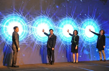 Các đại biểu bấm nút khai trương FTAP.