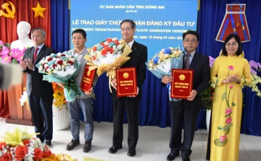 Lãnh đạo tỉnh Đồng Nai trao giấy chứng nhận đầu tư cho doanh nghiệp FDI hồi tháng 1/2021.