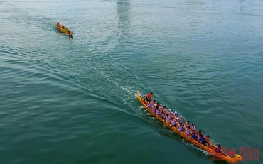 Các thuyền nỗ lực trên đường đua sông Nhật Lệ