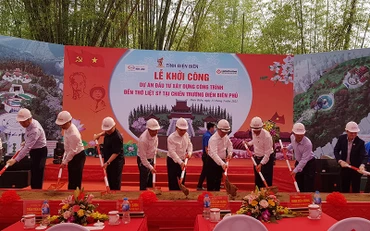 Đồng chí Đinh Tiến Dũng và lãnh đạo tỉnh Điện Biên động thổ khởi công công trình.