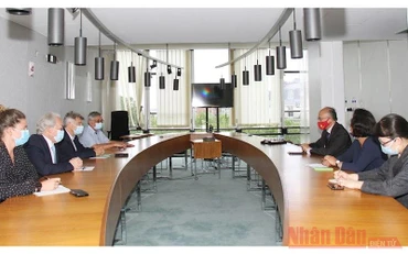 Bí thư toàn quốc Đảng Cộng sản Pháp Fabien Roussel tiếp Đại sứ Việt Nam tại Pháp Đinh Toàn Thắng.