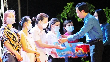 Trao tặng “Mái ấm Công đoàn” cho đoàn viên khó khăn.