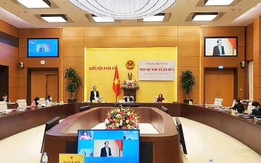 Các đại biểu tại Phiên họp toàn thể lần thứ 4 Ủy ban Pháp luật của Quốc hội.