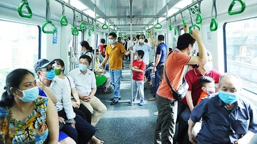 Người dân trải nghiệm đi tàu điện trên cao Cát Linh - Hà Đông. Ảnh: NAM ANH