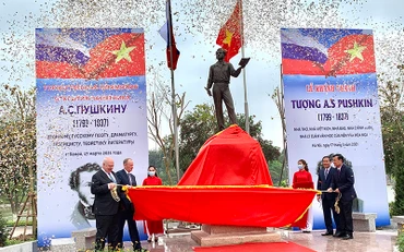 Khánh thành tượng đài đại thi hào Nga A.X.Pu-skin tại Hà Nội. Ảnh: Sở Ngoại vụ thành phố Hà Nội