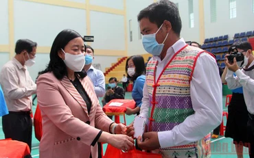 Trưởng Ban Dân vận Trung ương Bùi Thị Minh Hoài tặng quà hộ gia đình chính sách tiêu biểu, đồng bào dân tộc thiểu số trên địa bàn thành phố Gia Nghĩa. 