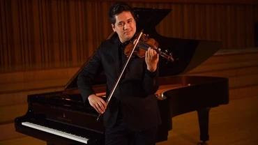 NSƯT Bùi Công Duy biểu diễn trong đêm nhạc kỷ niệm 250 năm ngày sinh Beethoven