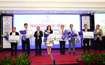 Trao học bổng cho các địa phương trong buổi phát động chương trình.