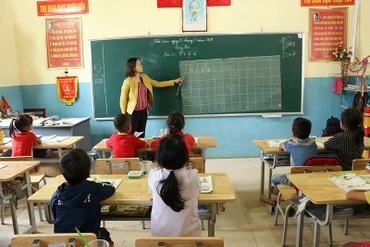Học sinh vùng cao đa phần là con em đồng bào dân tộc, nhận thức không đồng đều, nói tiếng phổ thông chưa rõ nên việc học gặp nhiều khó khăn, nhất là với bộ sách mới được các thầy cô giáo đánh giá có lượng kiến thức nặng hơn.