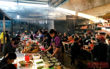 Khu vực ẩm thực chính là điểm nhấn của chợ phiên Mèo Vạc với hàng trăm gian hàng san sát, thu hút đông đảo người đi chợ. Hơi nước, khói bếp bay lên bảng lảng, chan hòa với ánh nắng sớm mai xiên qua những khe cửa, tạo cảm giác ấm cúng. 