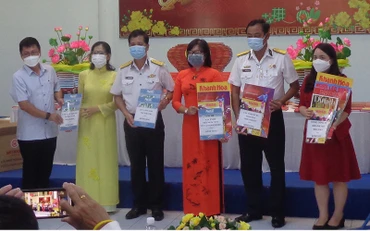 Các đơn vị gửi tặng ấn phẩm báo chí Xuân Nhâm Dần 2022 tới quân và dân Trường Sa.