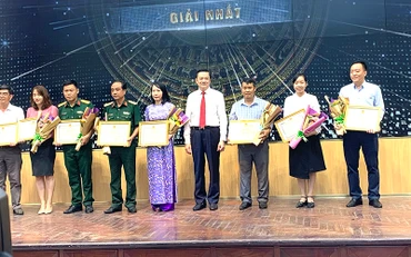 Lãnh đạo UBND thành phố Cần Thơ trao giải Nhất cho các tác giả đạt giải.