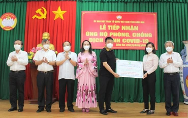 Giám đốc Sở Giáo dục và Đào tạo tỉnh Đồng Nai, Trương Thị Kim Huệ, tiếp nhận thiết bị hỗ trợ học sinh học trực tuyến. (Ảnh: THIÊN VƯƠNG)