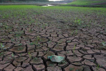 Hồ chứa nước khô nứt nẻ trong đợt hạn hán ở Joanopolis, Brazil, ngày 8/10. Ảnh: Reuters.