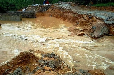 Cầu Huỳnh Lồ nằm trên Tỉnh lộ 17 qua thôn Huỳnh Liên, xã Phong Mỹ, huyện Phong Điền (Thừa Thiên Huế) bị sạt lở do ảnh hưởng của bão số 5.