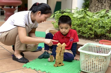 Hoạt động ngoài trời của cô giáo và học sinh Trường mầm non 20-10 (quận Hoàn Kiếm, Hà Nội).