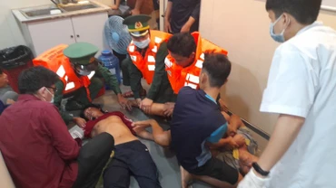 Cứu hộ bốn thuyền viên ngạt khí hầm tàu