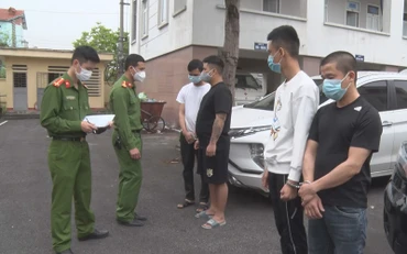 Công an thành phố Phủ Lý lấy lời khai từ các đối tượng cướp giật tài sản.