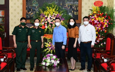 Trung tướng Trịnh Văn Quyết, Ủy viên Trung ương Đảng, Ủy viên Quân ủy Trung ương, Phó Chủ nhiệm Tổng cục Chính trị Quân đội nhân dân Việt Nam thăm, chúc mừng Báo Nhân Dân nhân ngày 21-6. Ảnh: THỦY NGUYÊN