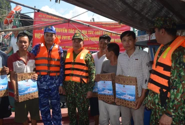 Tặng quà cho ngư dân khu vực ven biển Hạ Long.