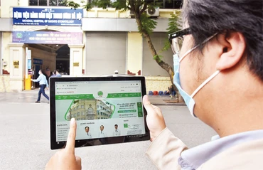Truy cập “Cổng công khai y tế”, người dân dễ dàng tiếp cận thông tin về giá các dịch vụ y tế, khám chữa bệnh. Ảnh: ANH AN