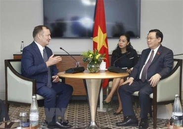 Chủ tịch Quốc hội Vương Đình Huệ tiếp ông Kenneth Atkinson, Chủ tịch Britcham cùng đại diện một số tập đoàn, quỹ đầu tư của Anh đang đầu tư, kinh doanh tại Việt Nam. (Ảnh:TTXVN)